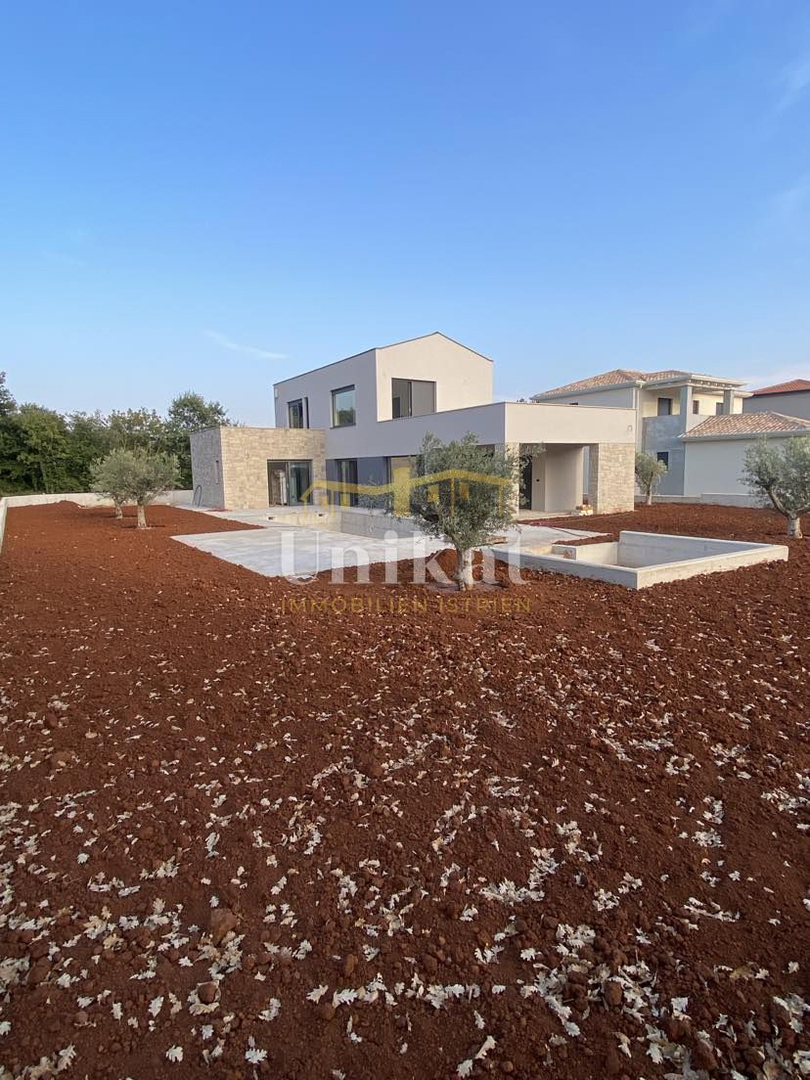 Casa con grande terrazza sul tetto e piscina
